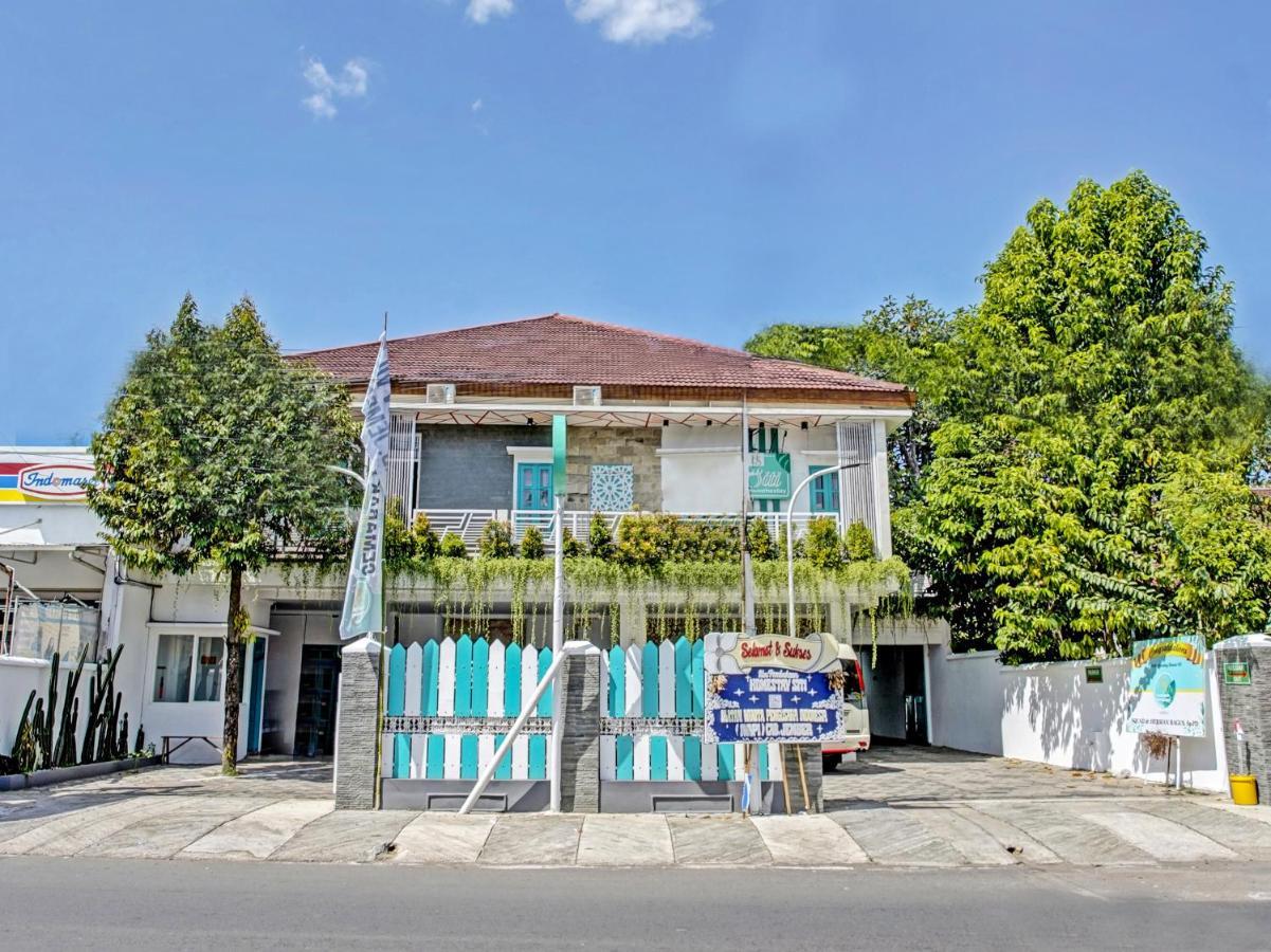 Capital O 91318 House Of Siti Boutique Homestay Jember Exterior photo